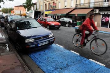 Le parking de la gare de la Madeleine permet d'accéder aux commerces attenants. Source : © F.Guibilato – Ville d’Albi