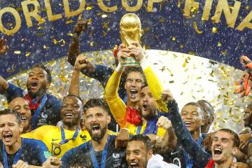 Photo de l’équipe de france avec la coupe du monde
