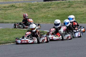 personnes pratiquant le karting