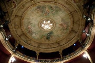La salle de spectacle est inscrite à l'inventaire supplémentaire des monuments historiques. Ici, gros plan d'un essai de nettoyage.